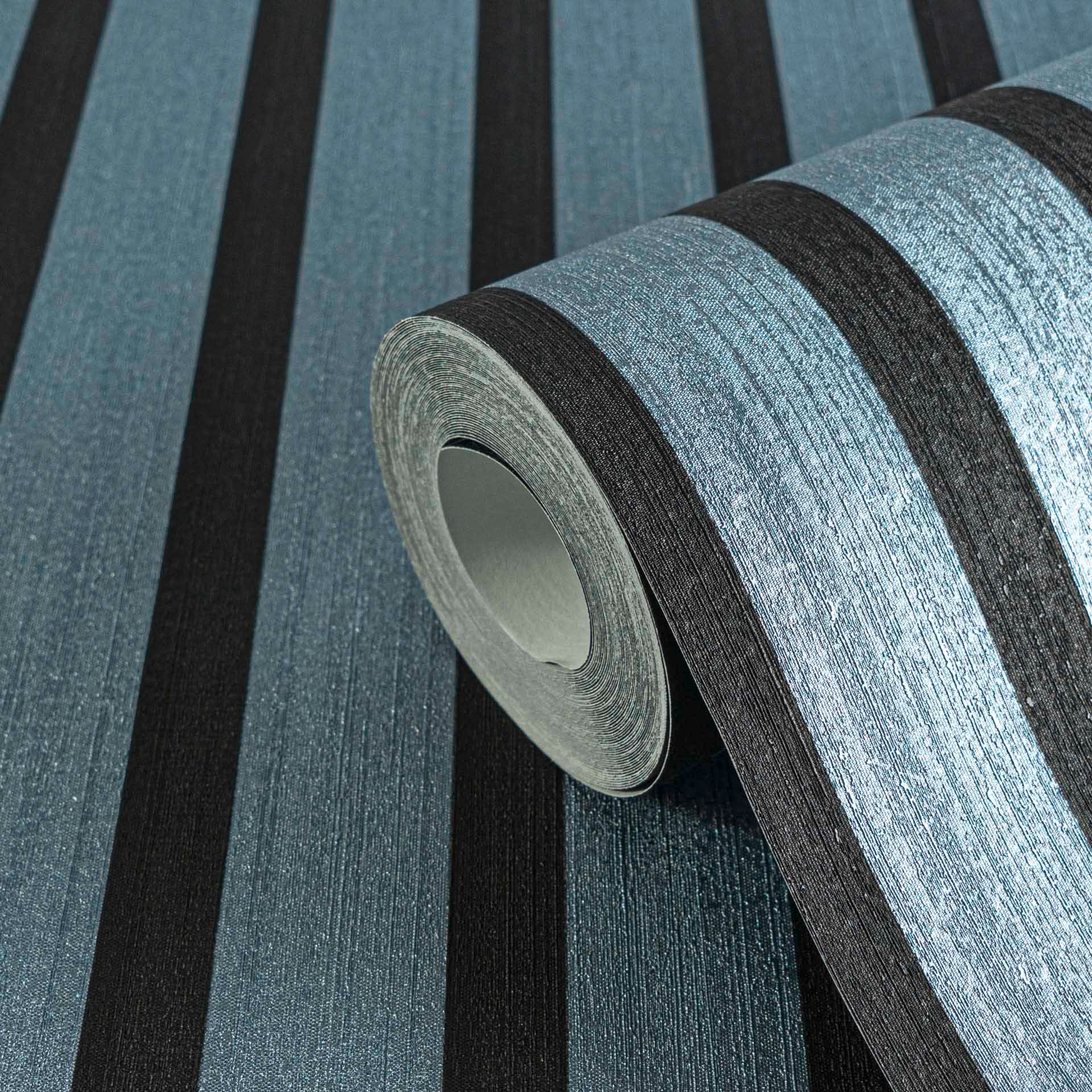Metallic blauw vliesbehang met zwarte Scandinavische akoestische houten panelen look luxe behang