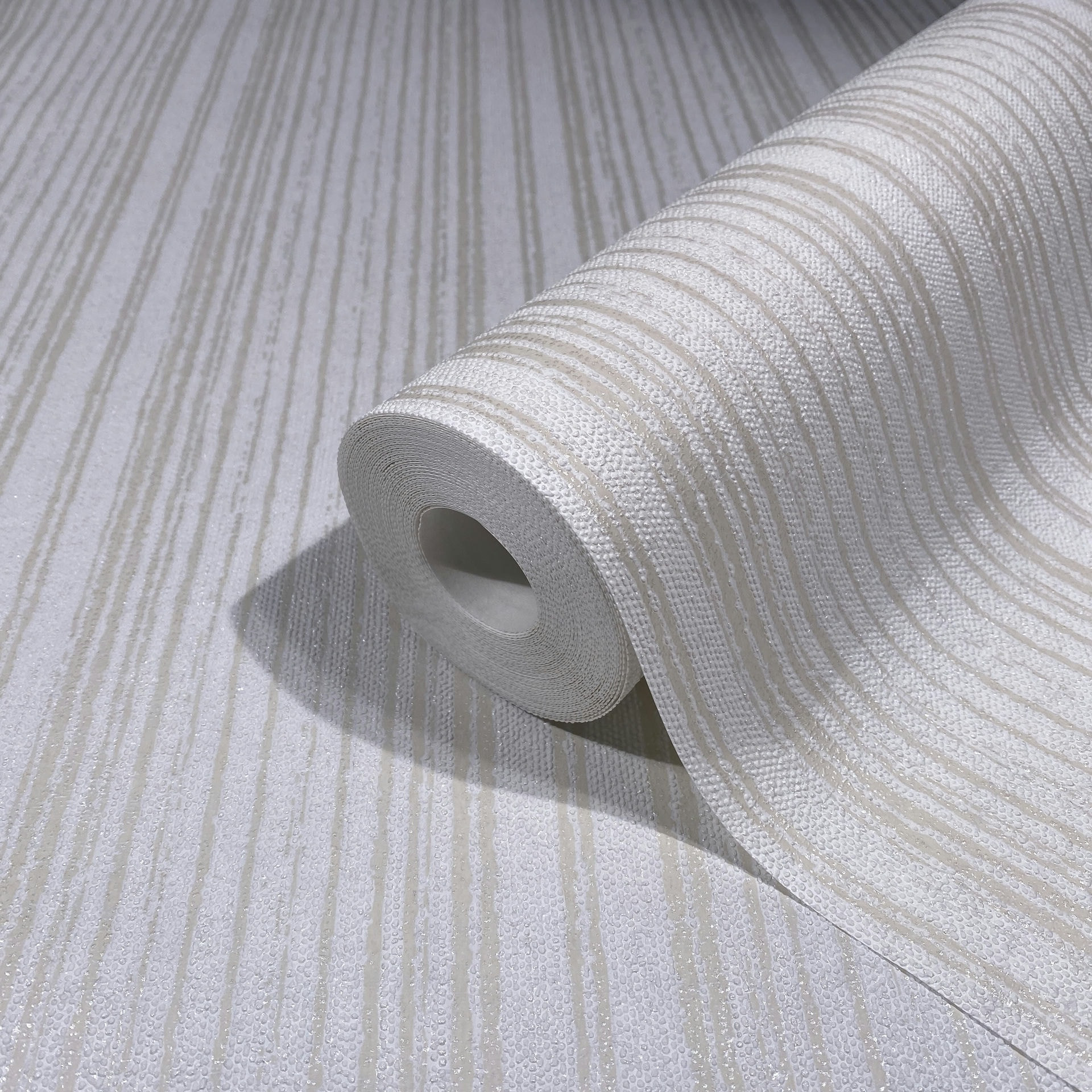 Vliesbehang in wit beige strepen en lijnen behangstroken klassiek