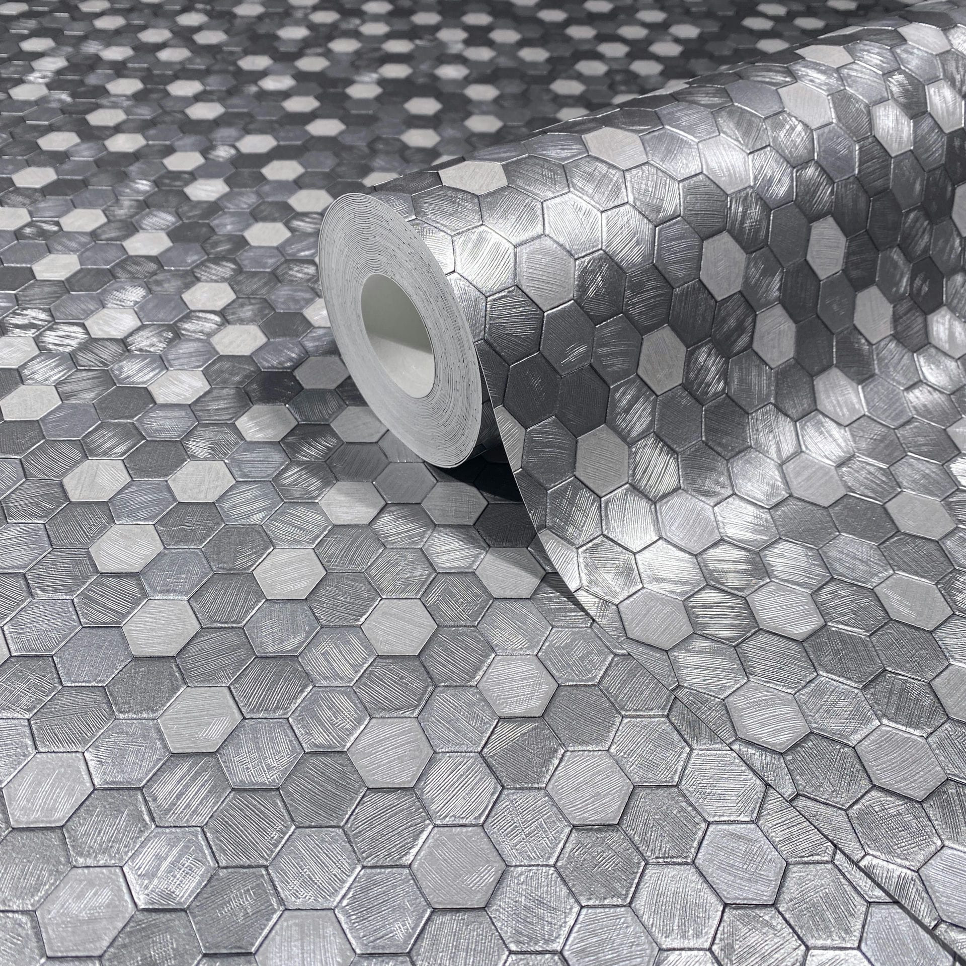 Vliesbehang hexagonaal, metallic tegel look modern, geometrisch glanzend in zilver - Papis Loveday