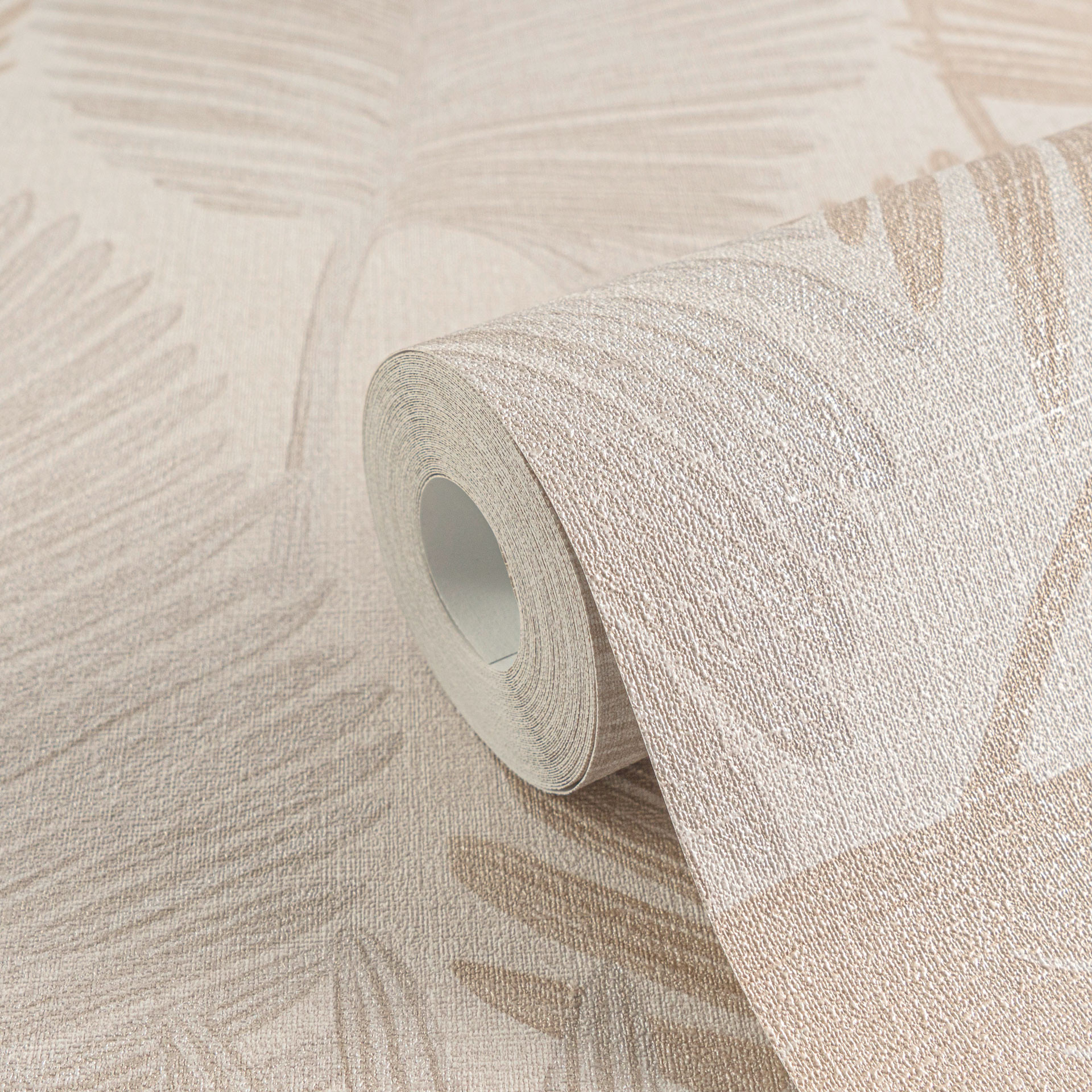 Palmblad behang beige zand - tropisch bladmotief op Vliesbehang