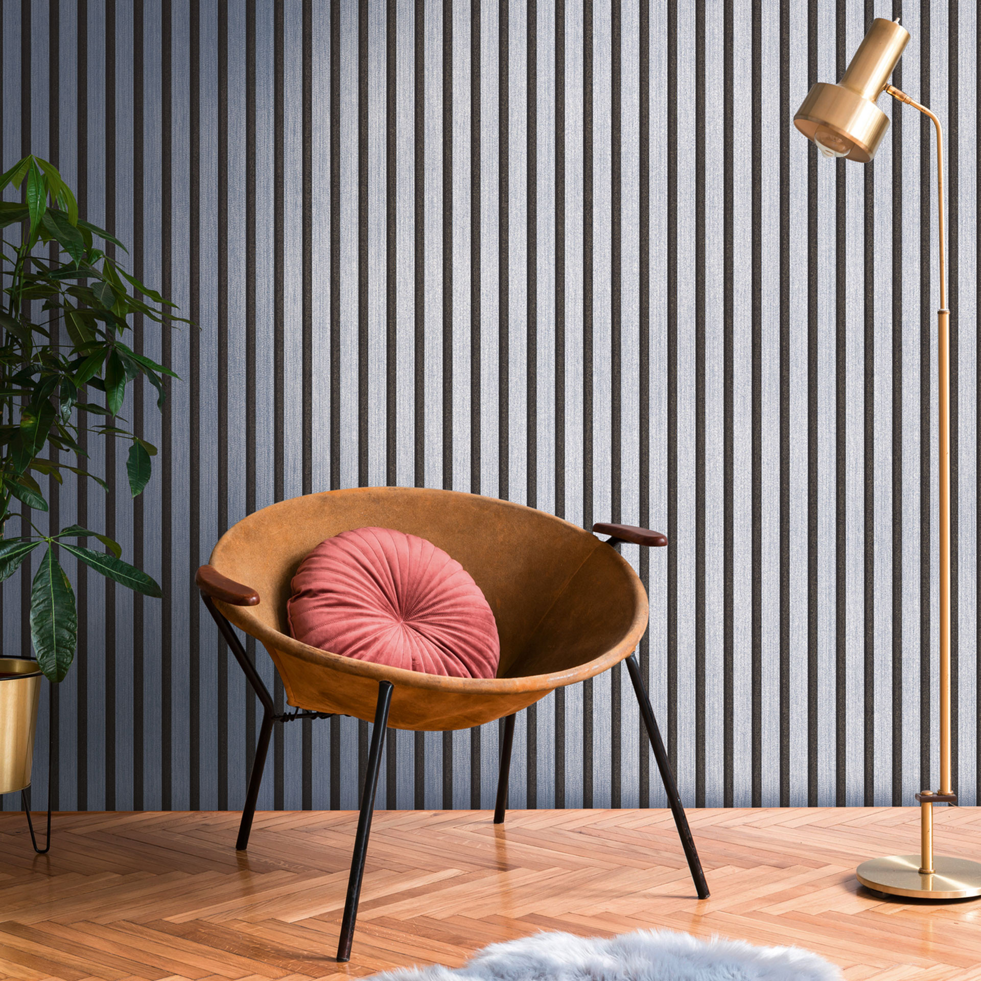 Metallic blauw vliesbehang met zwarte Scandinavische akoestische houten panelen look luxe behang