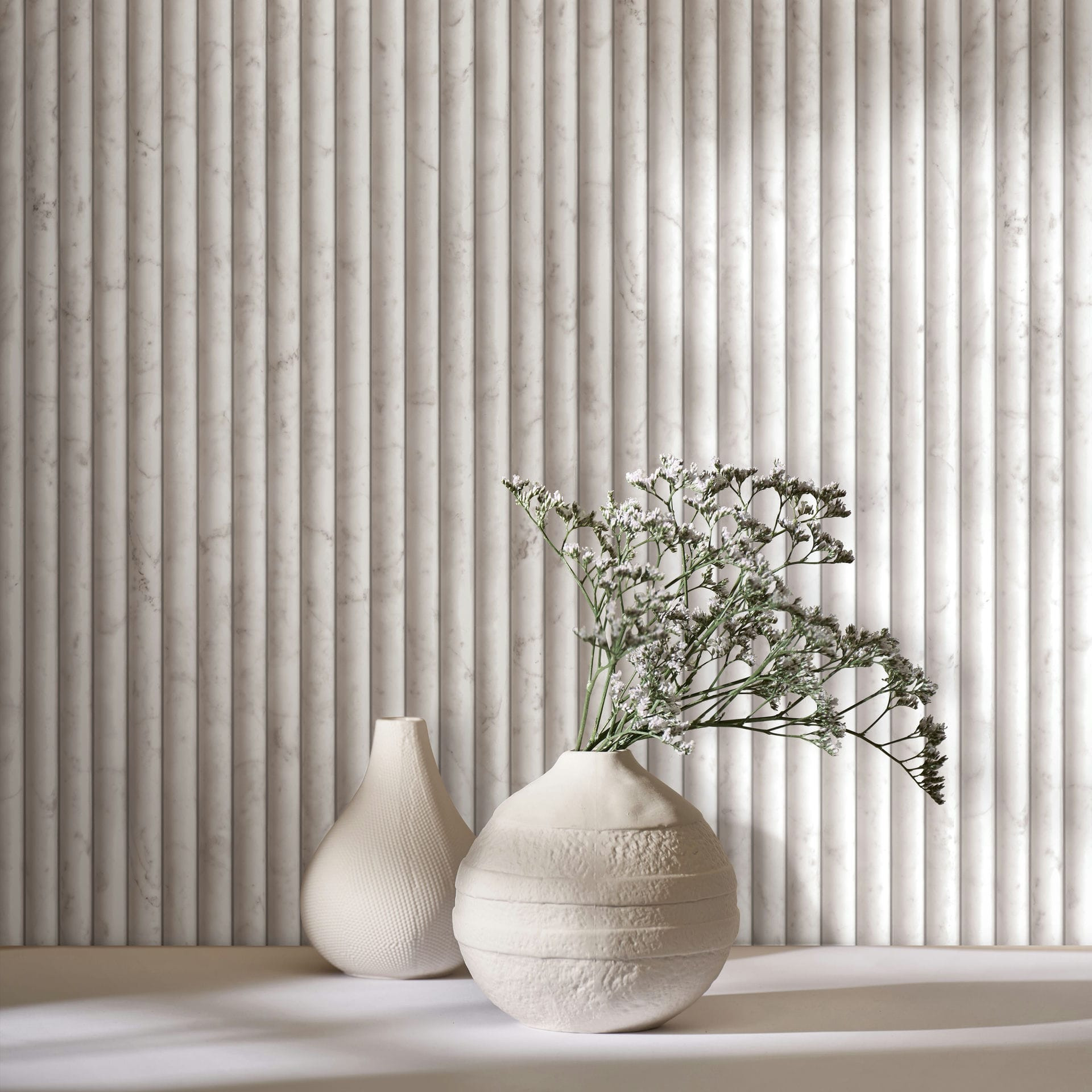 Vliesbehang in beige, grijs marmerlook steenpaneelstrepen klassiek