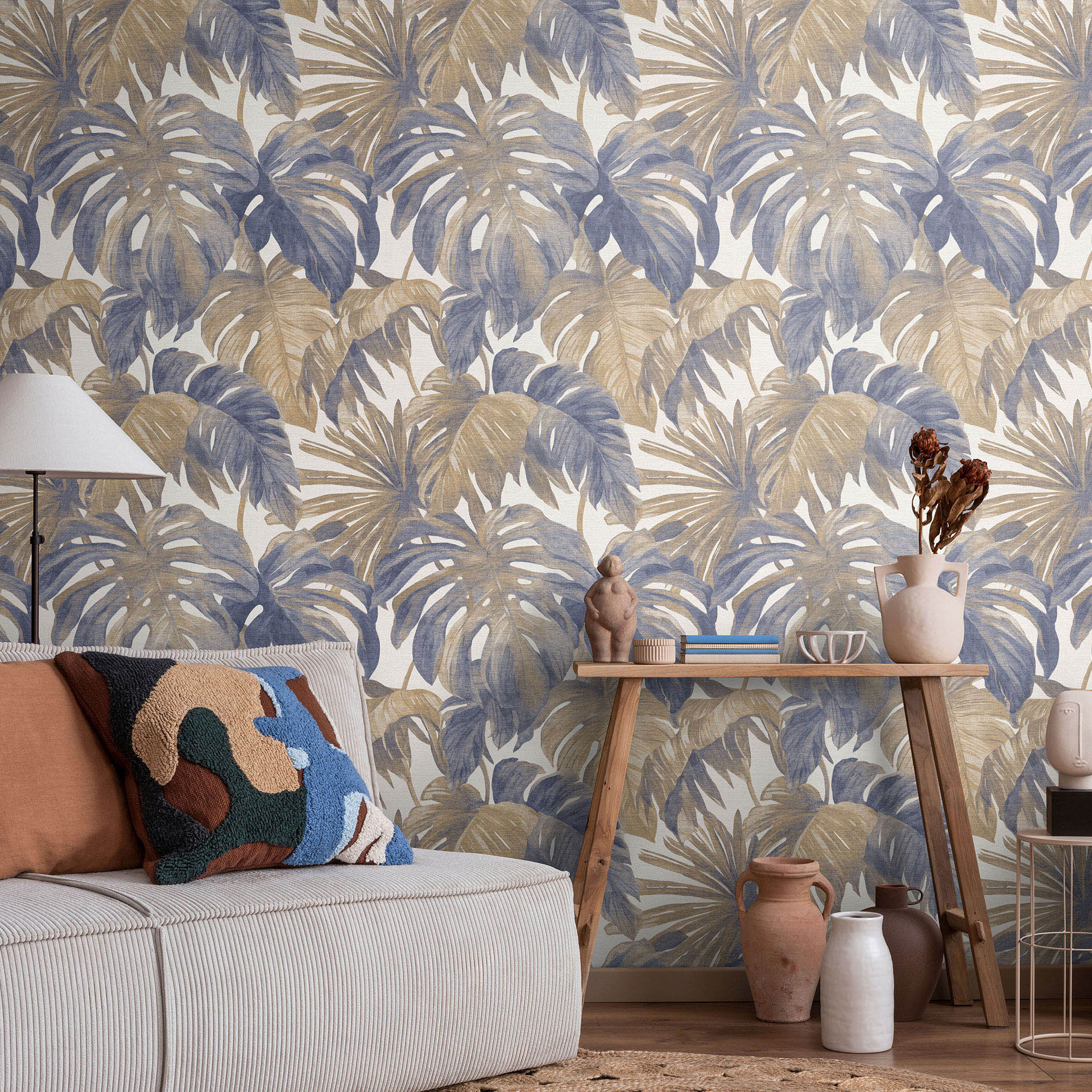 Vliesbehang tropische bladeren in blauw beige met monstera look modern elegant