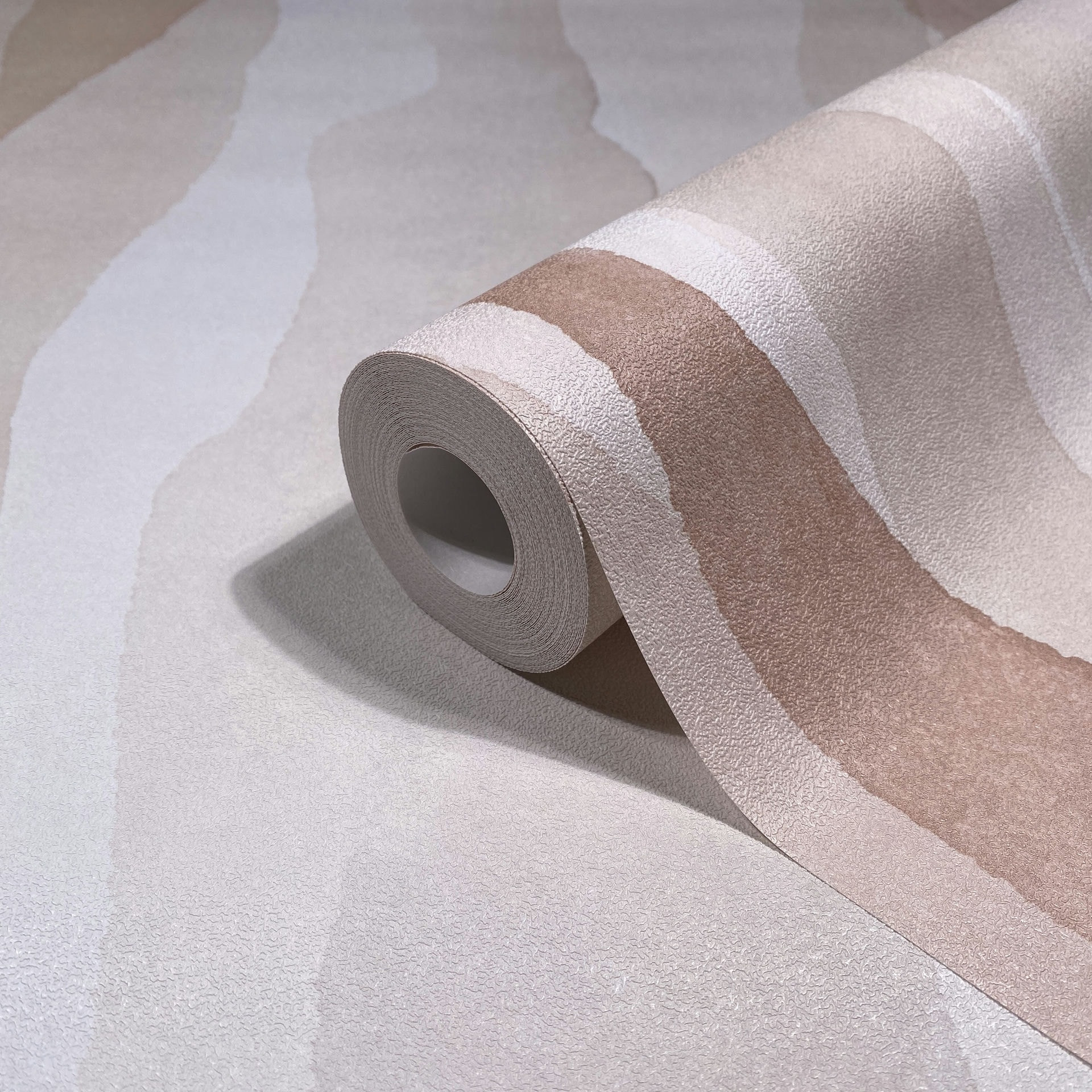 Vliesbehang in beige abstracte streep look grafisch modern