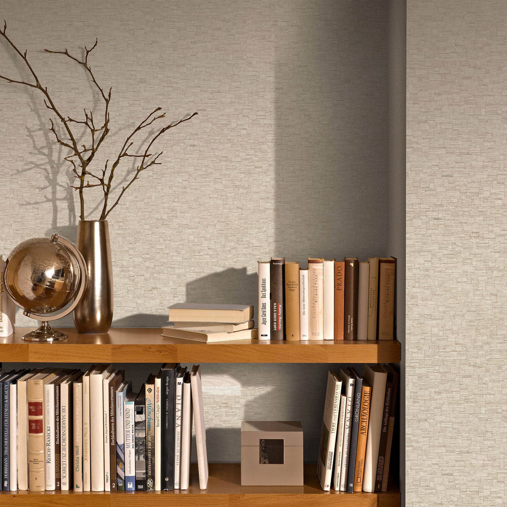 Vliesbehang in beige greige met een fijn geweven textuur subtiel modern tijdloos