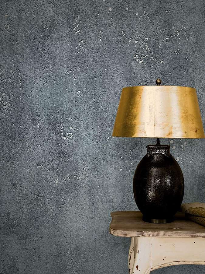Vliesbehang met licht metallic effect als effen zwarte textuur