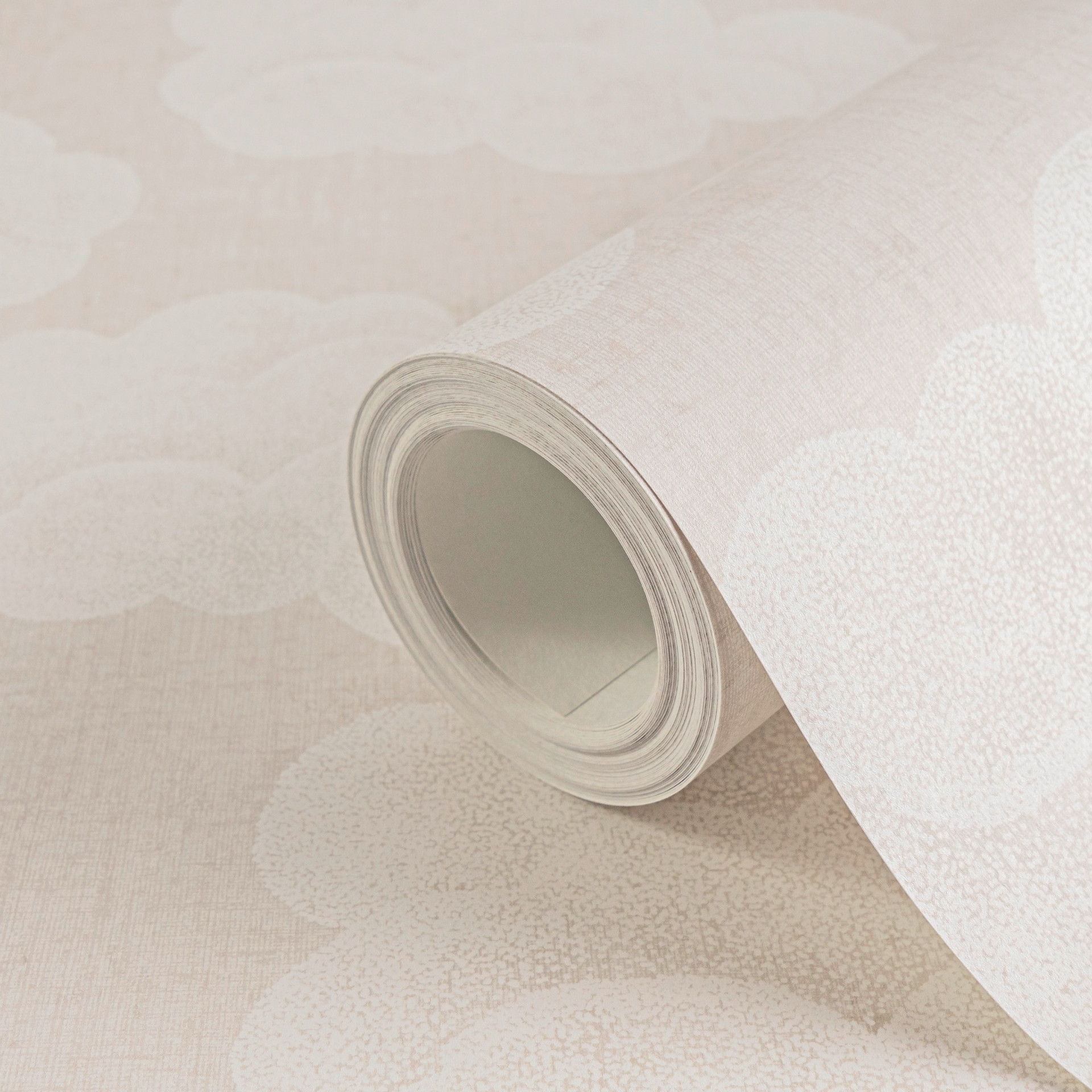 Wolken behang beige wit - kinderkamer behang met wolken motief
