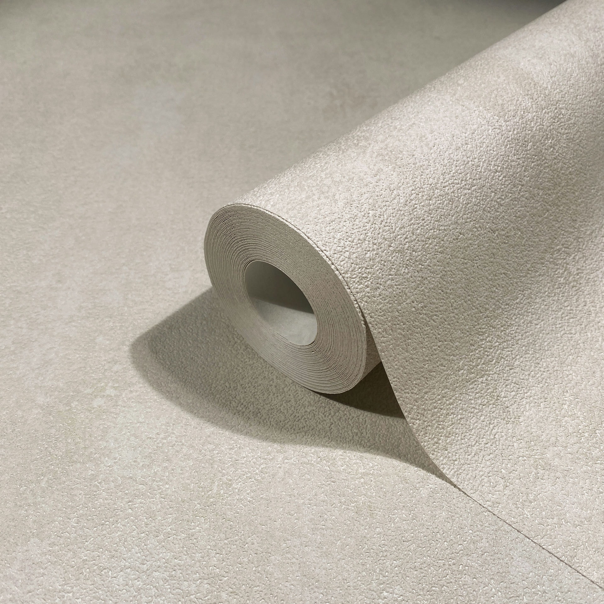 Vliesbehang in grijze betonlook gebruikt look effen