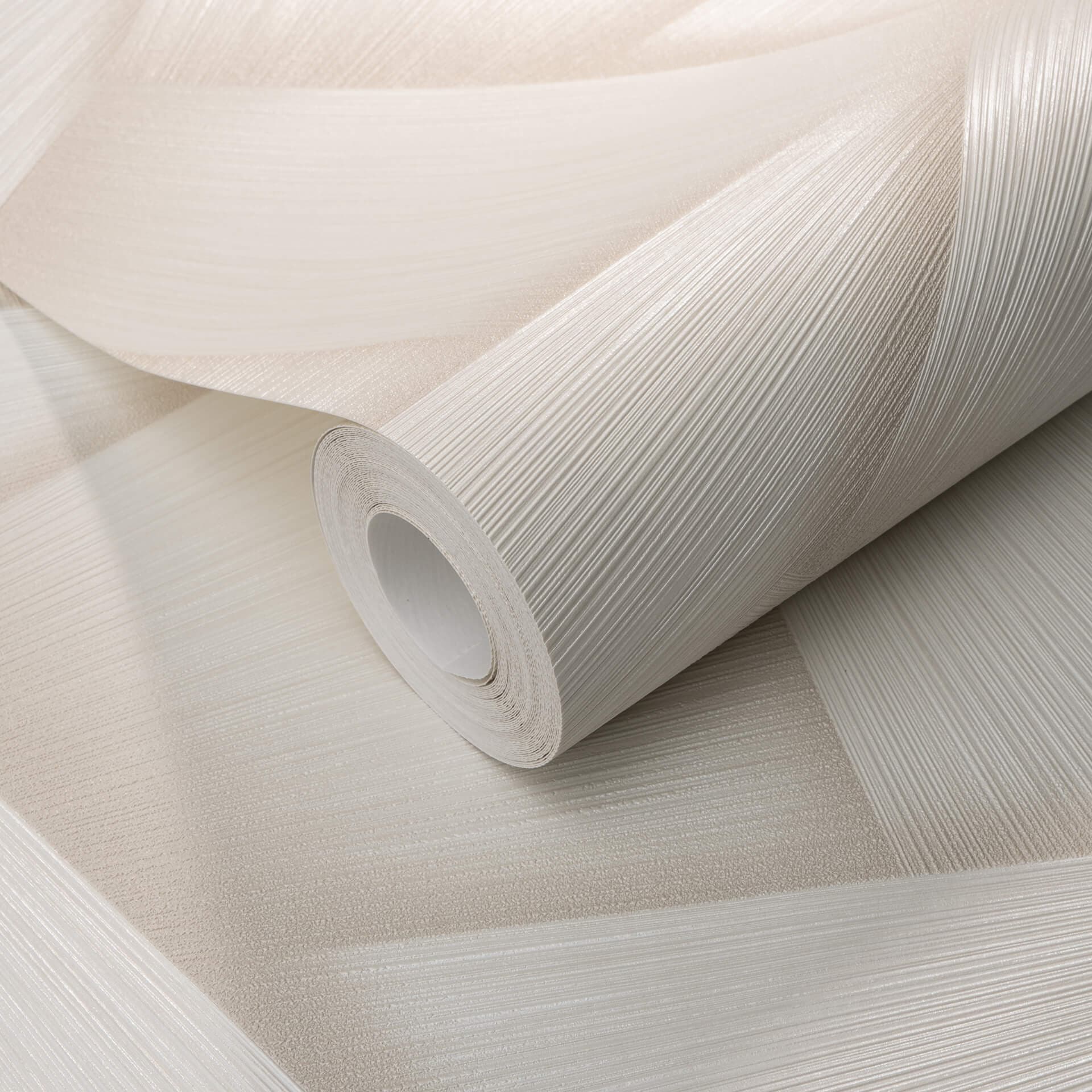 Vliesbehang met geometrische vormen en metallic effect in crème