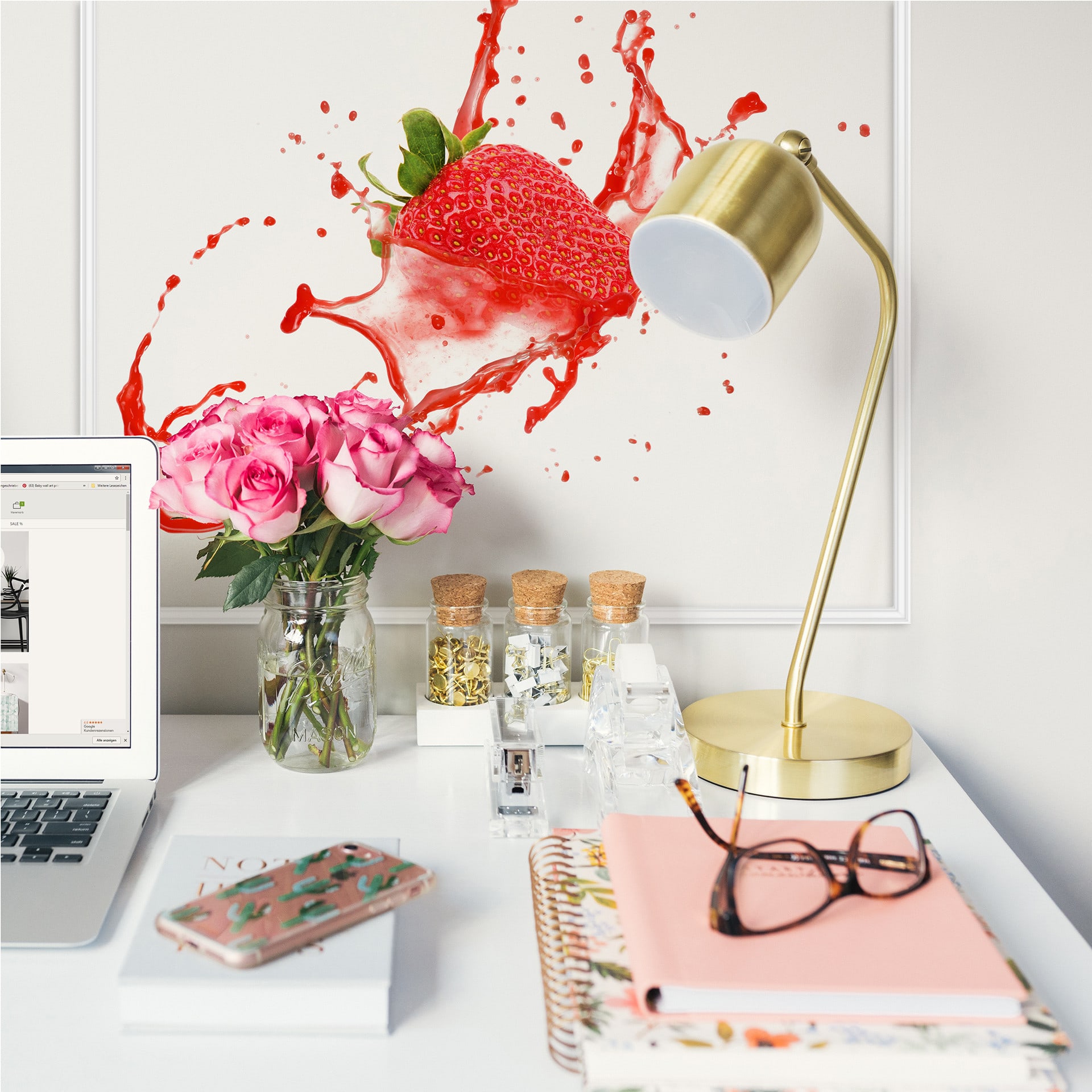 Wallprint Splashing Strawberry