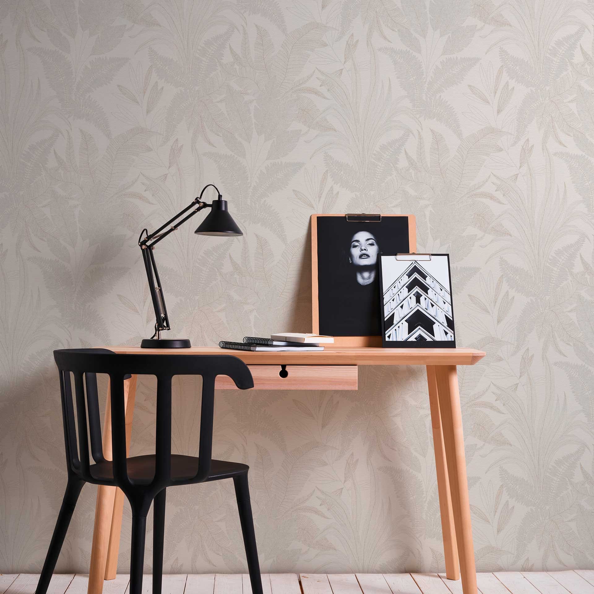 Botanisch vliesbehang in crème en wit - behang met bladmotief voor een rustige woonsfeer