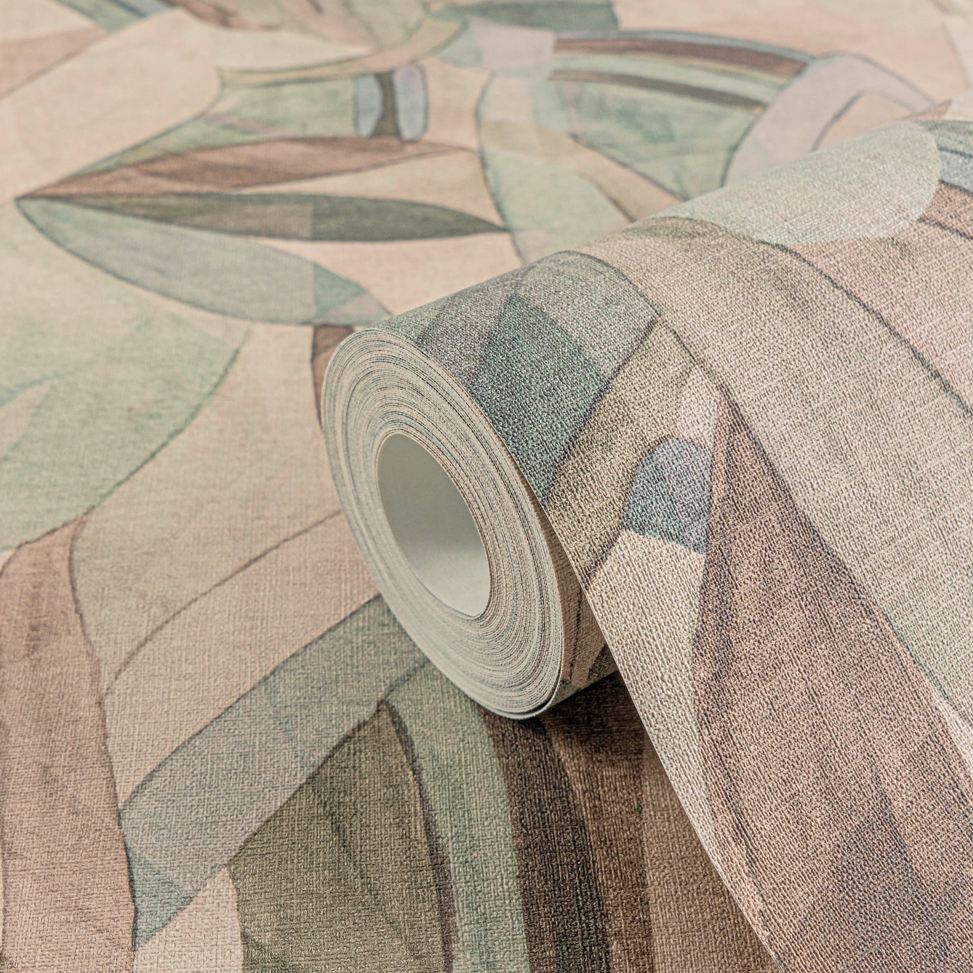 Abstracte bladeren behang in beige groen blauw - zachte natuurlijke tinten - Vliesbehang