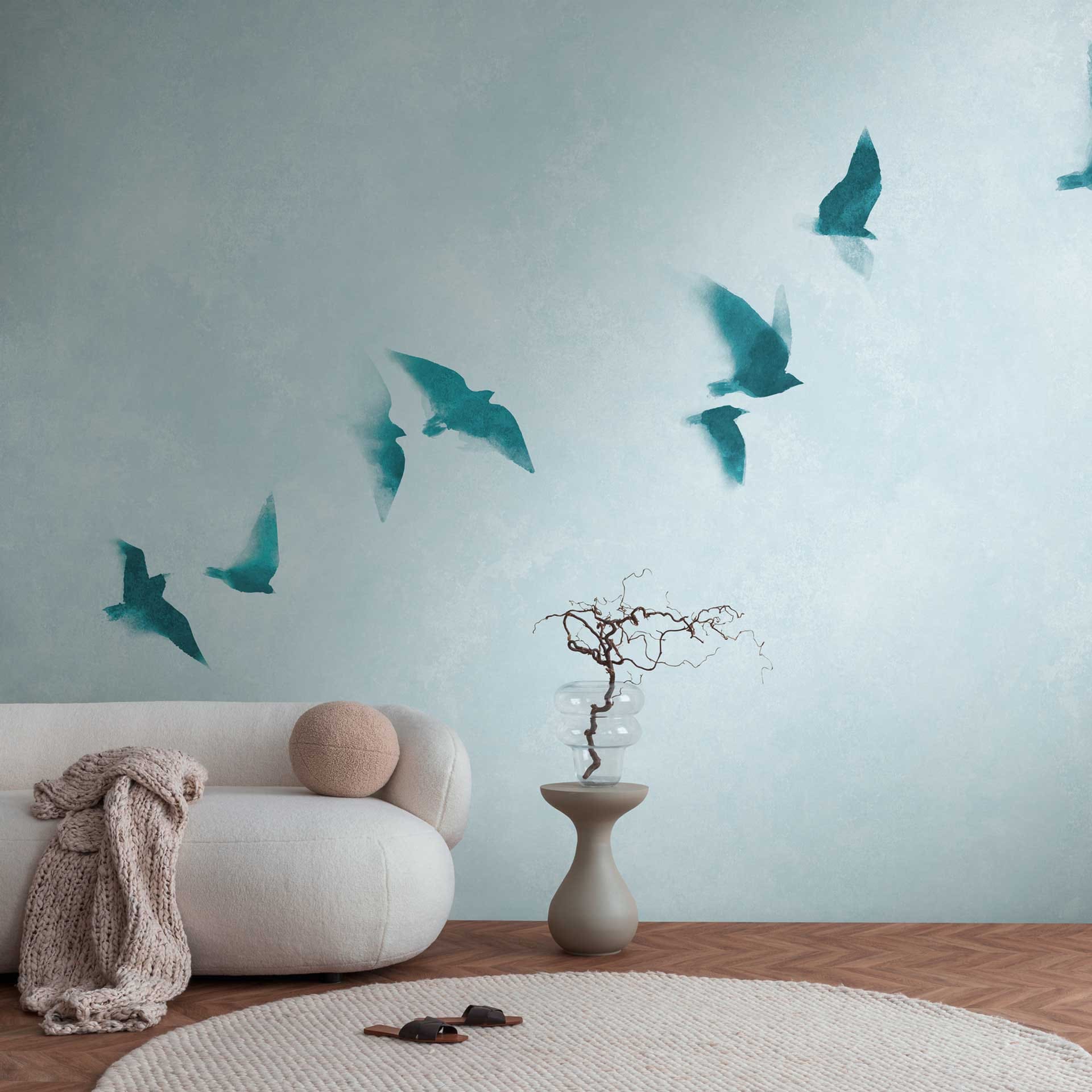 Vliegende vogels op lichtblauw - natuur vliesbehang met zacht vogelmotief