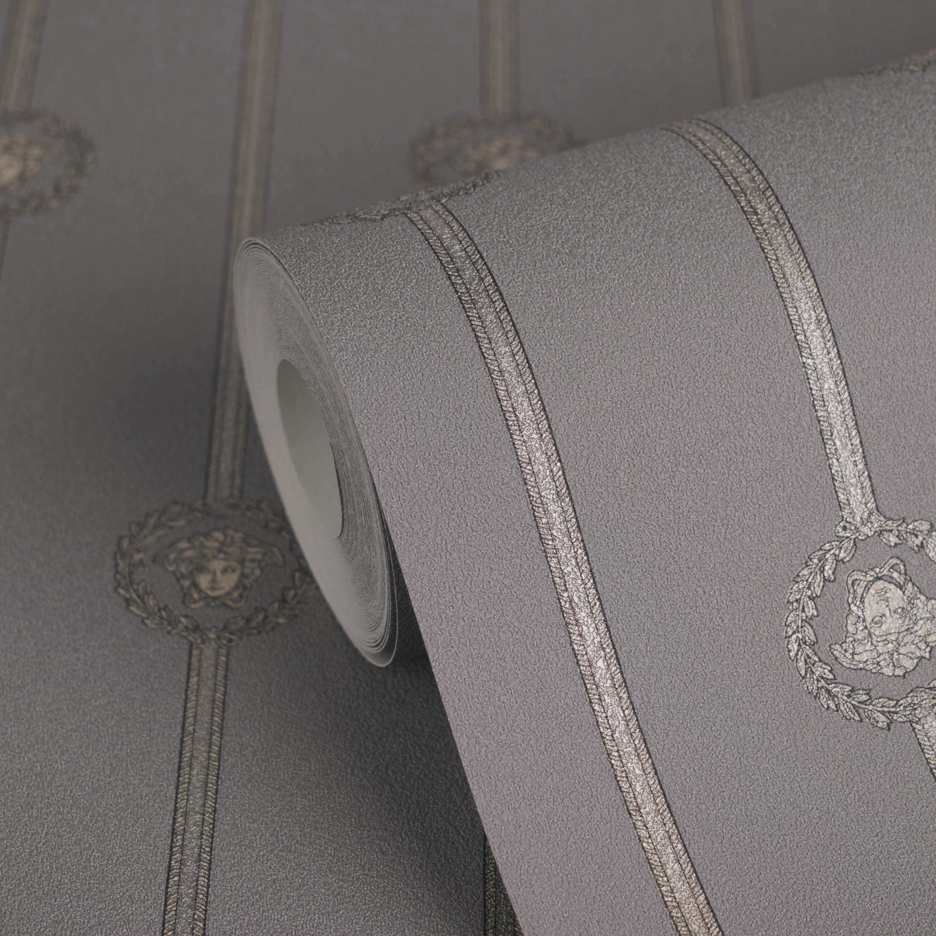 Versace Vliesbehang I Love Baroque strepen Medusa Taupe Zilver luxe