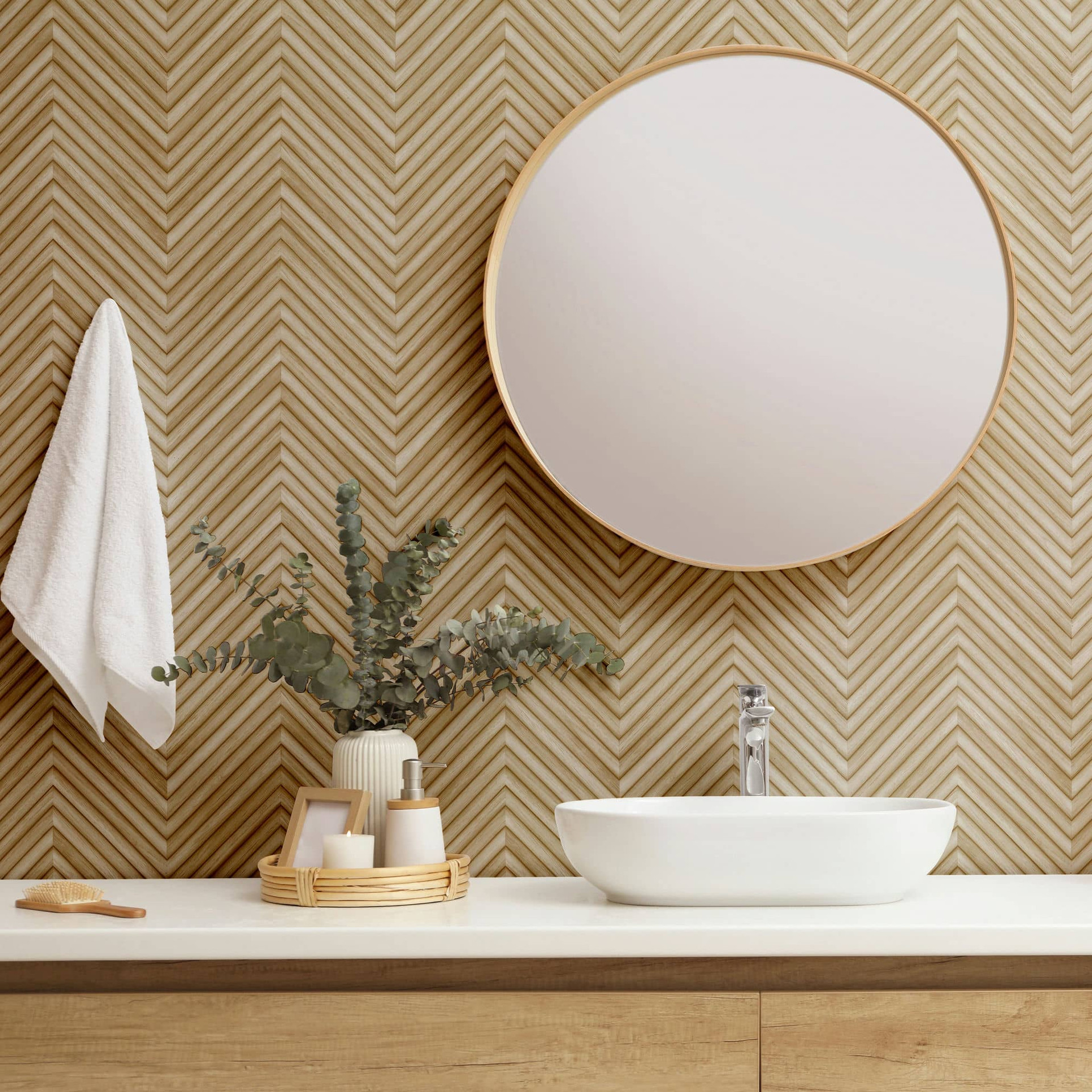 vliesbehang met visgraatmotief en houtlook beige houteffect
