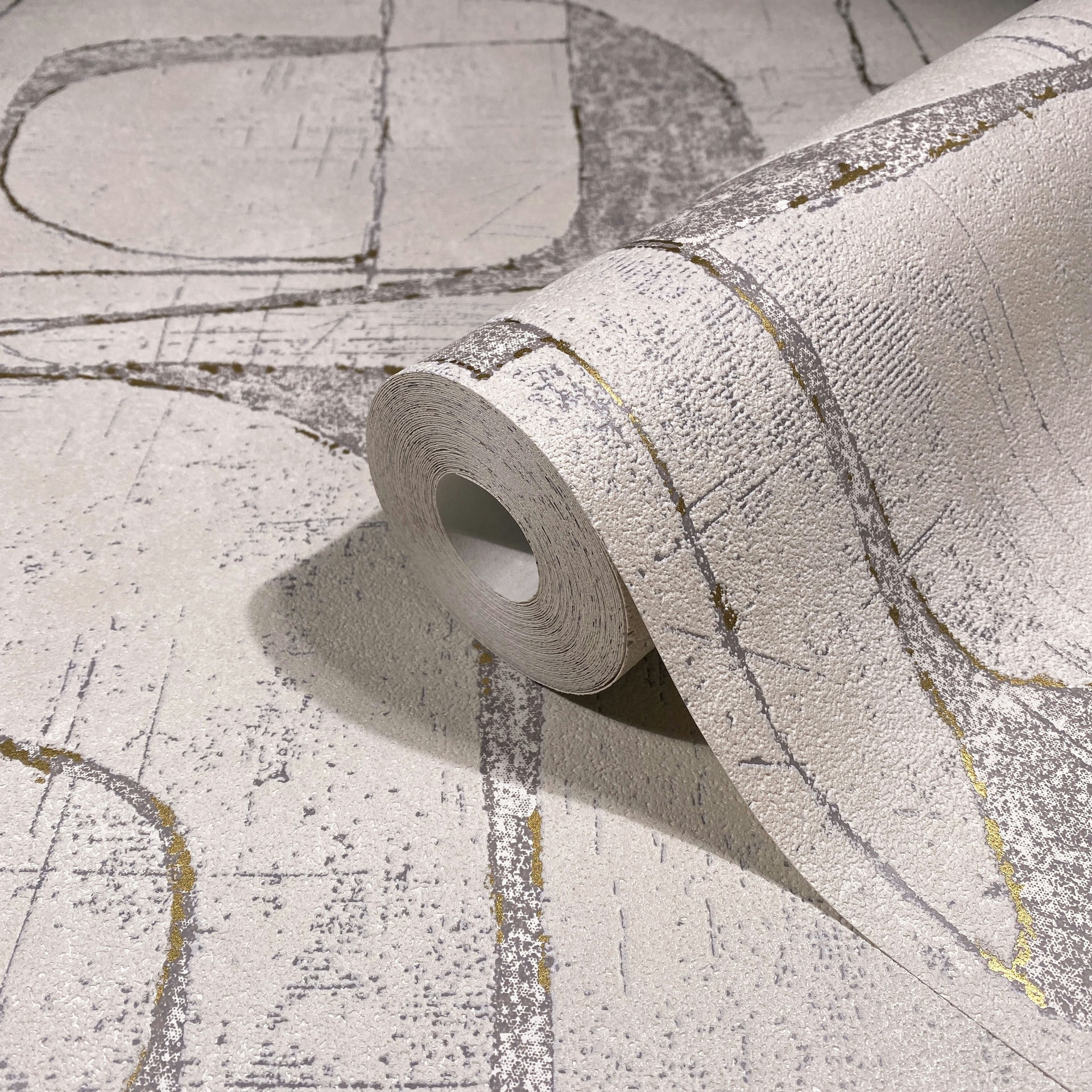 Vliesbehang in beige glanzend geometrische vormen grafisch modern