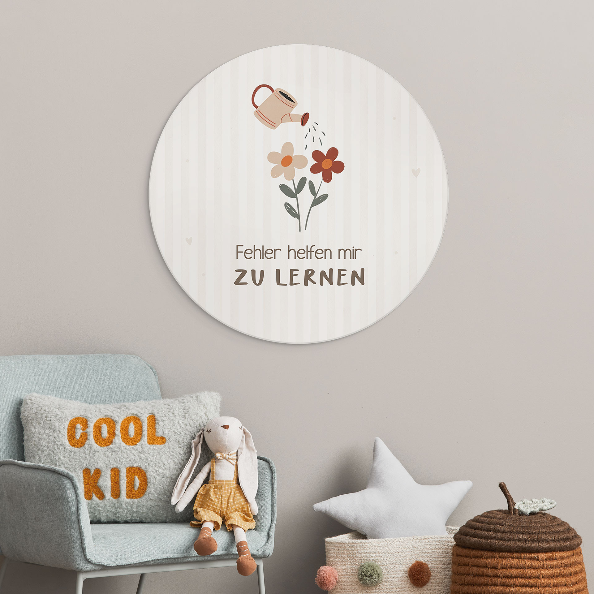 Rundes Alu-Dibond mit Gießkanne und Blumen - positiver Spruch 'Fehler helfen mir zu lernen'