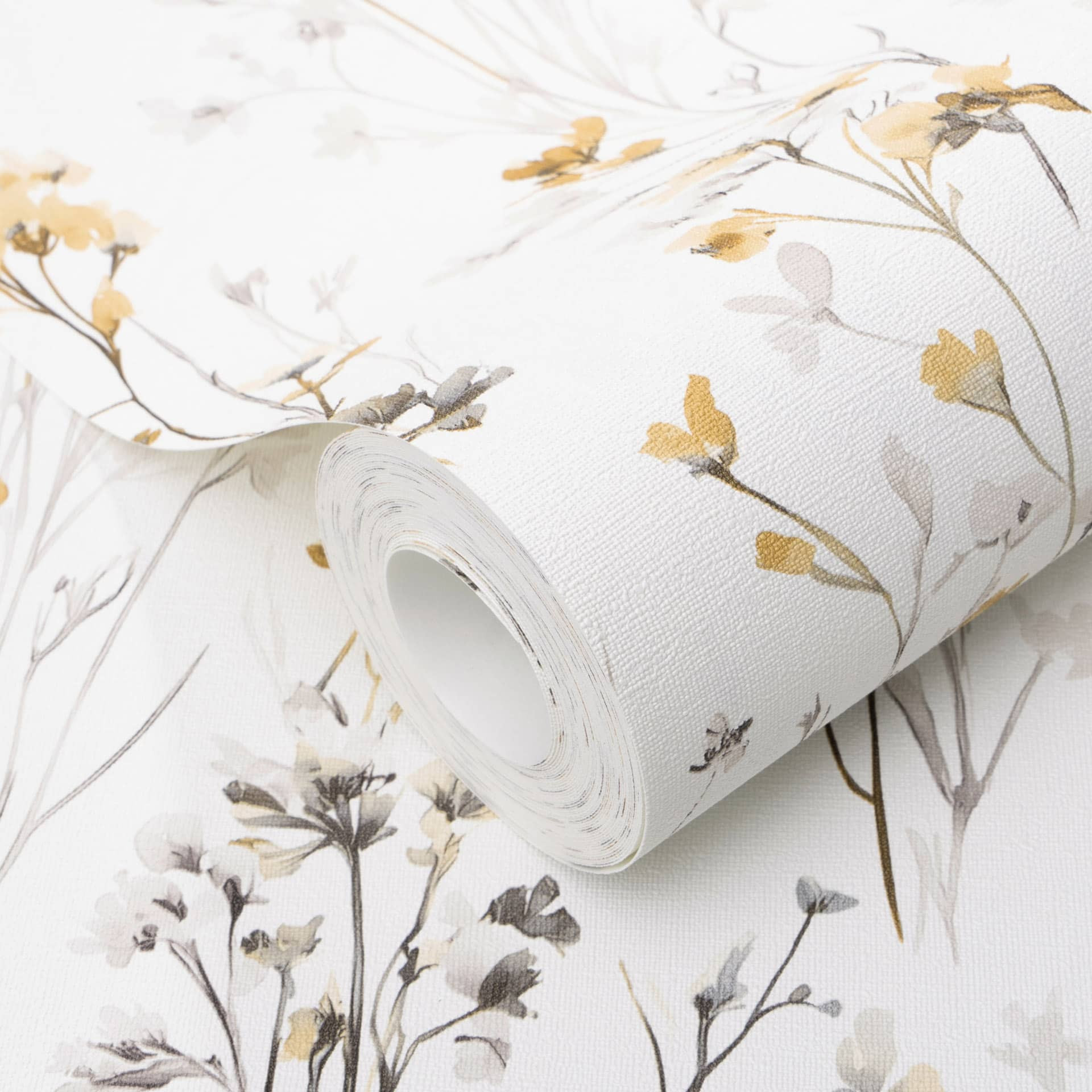 Vliesbehang met delicate weidebloemen in geel en wit als bloemig natuurbehang