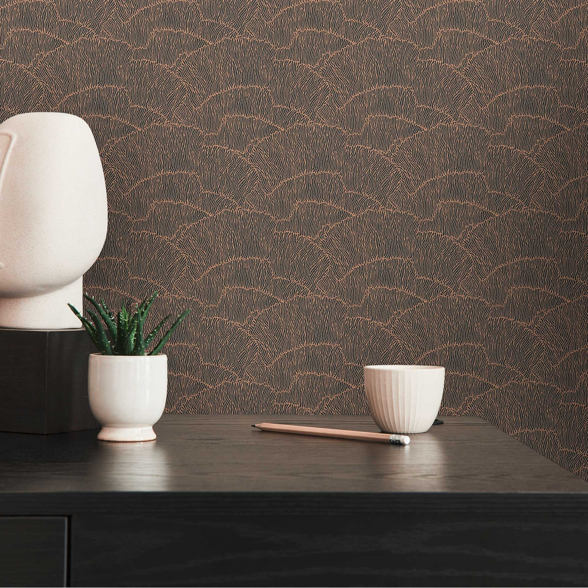grafisch golfpatroon behang zwart goud - vliesbehang metallic effect