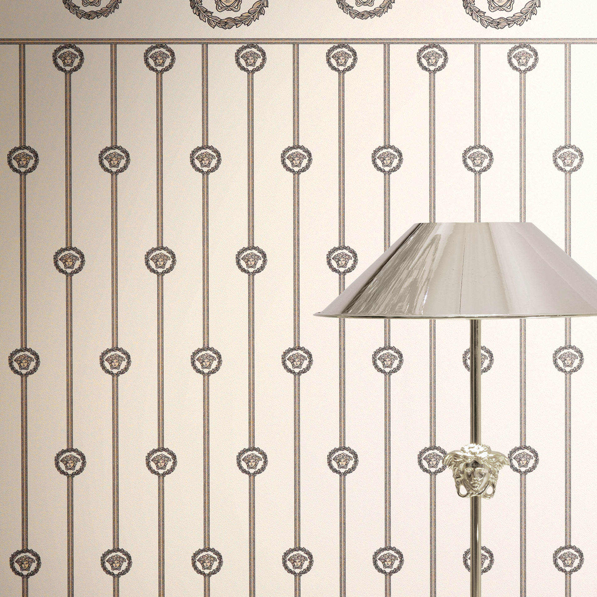Versace Vliesbehang basisrand medusa hoofd wit beige metallic