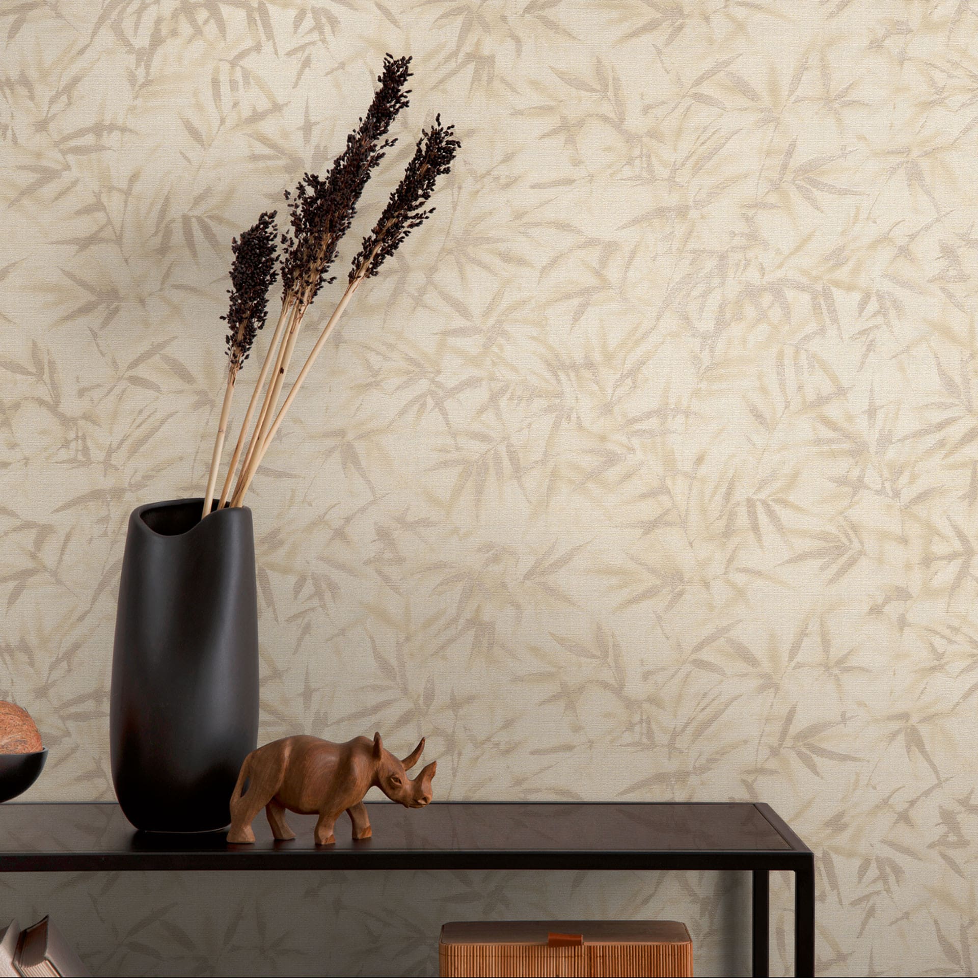 Bladeren behang beige bruin - subtiel Patroonbehang met bamboelook - Vliesbehang