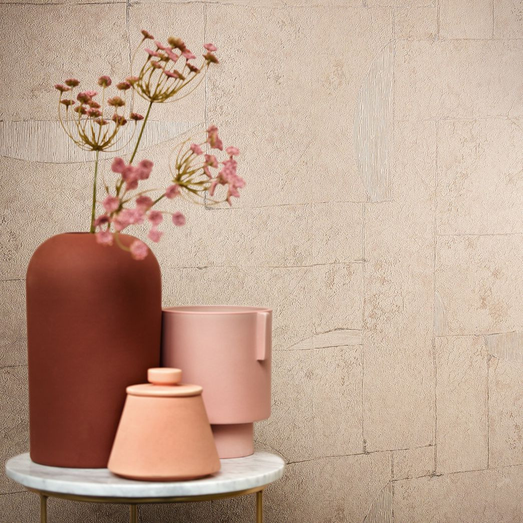 Vliesbehang met gipslook in beige, rode grafische tegels