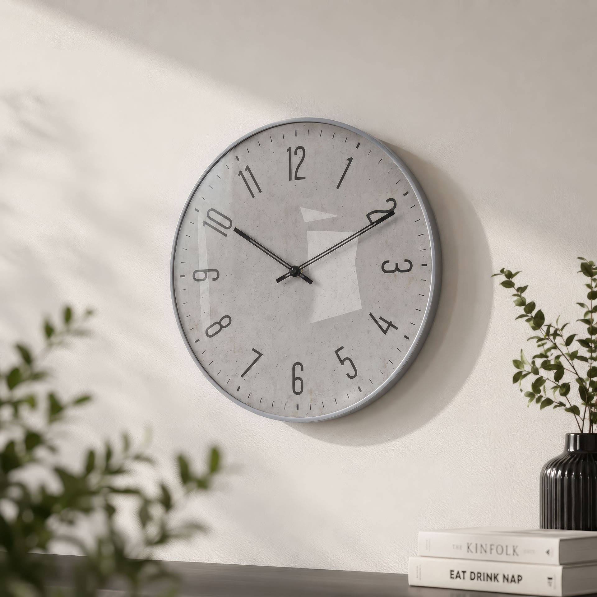 Horloge murale moderne en verre effet béton, ronde avec grands chiffres pour le salon 35x35x4,5 cm