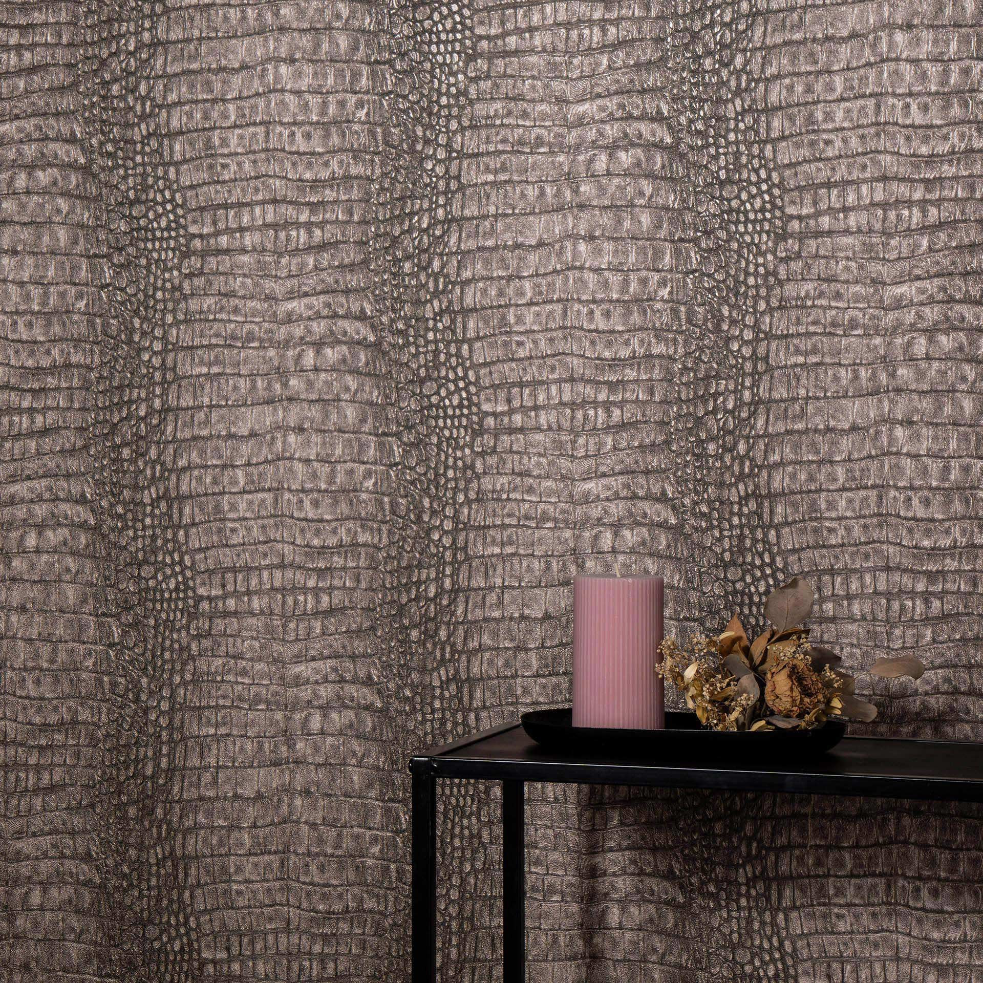 Vliesbehang in donkerbruin met krokodillenlook opvallend modern en luxe textuur
