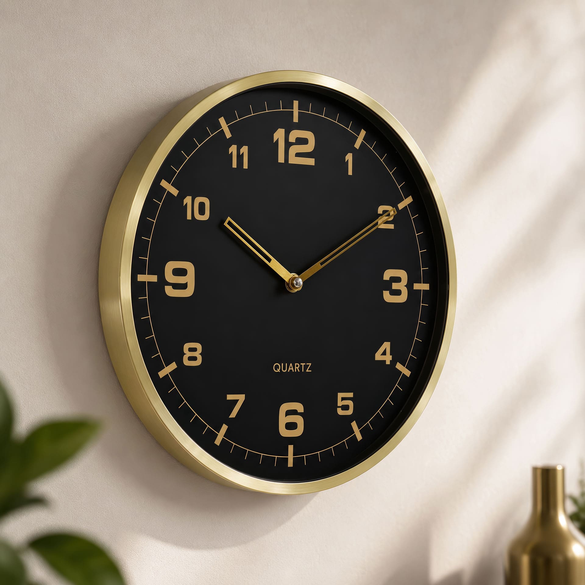 Horloge murale aluminium noir et or, horloge à quartz ronde avec grands chiffres 30x30x4 cm