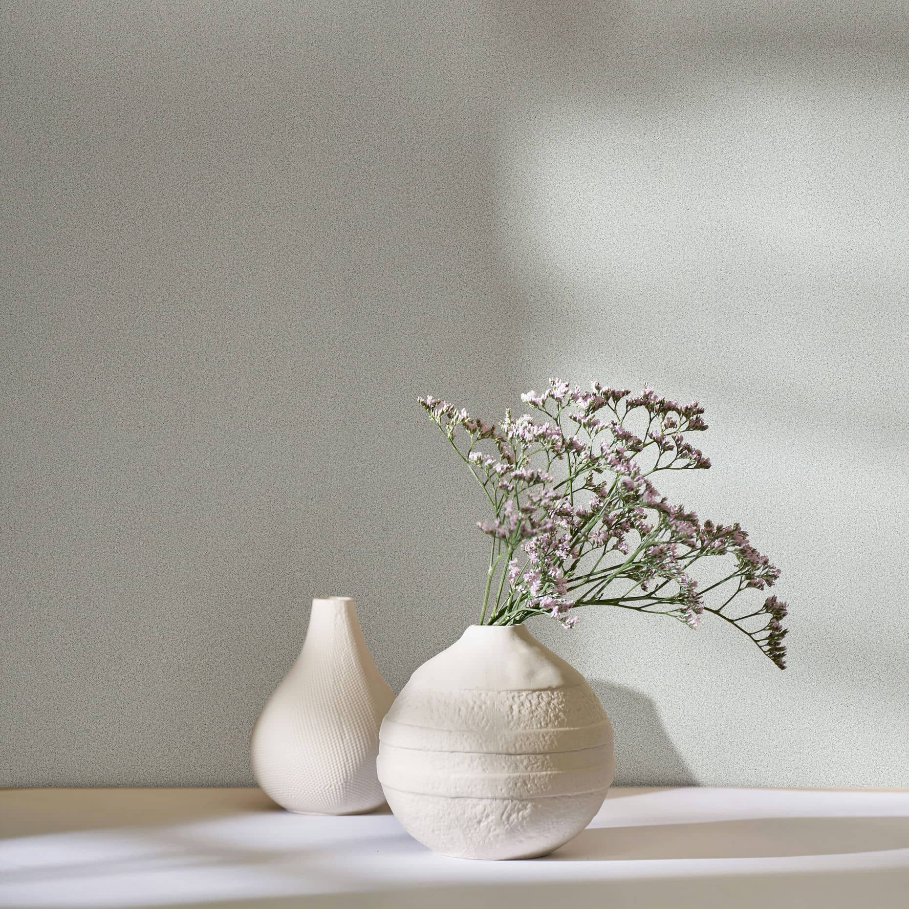 Vliesbehang met structuur als stippellijn grijs, beige effen