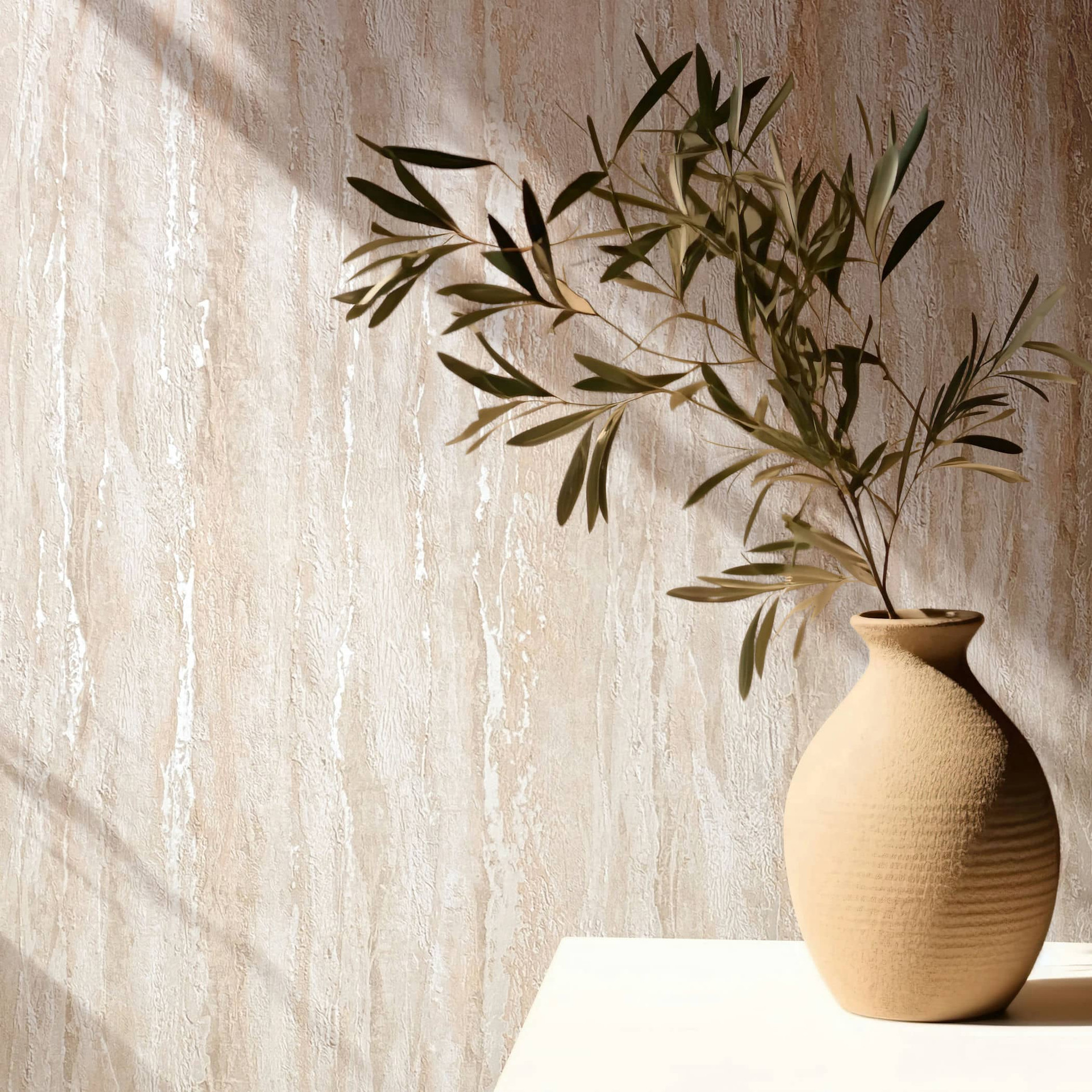 Vliesbehang met glanzende, grove structuur beige gipslook