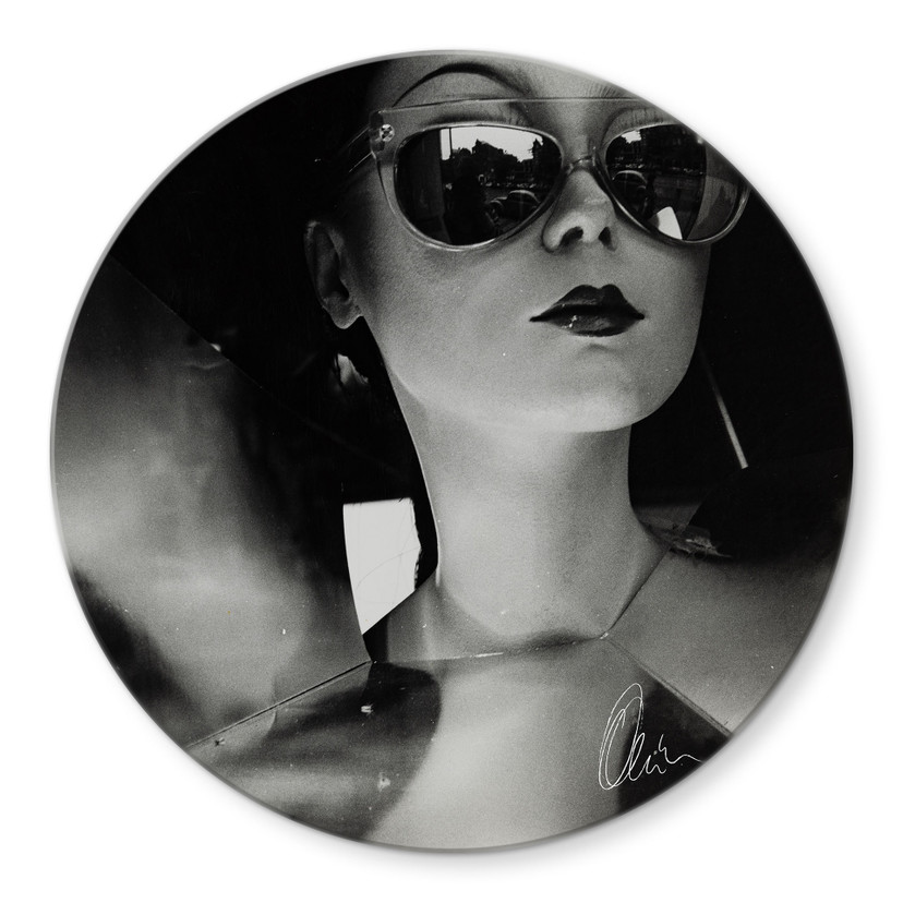 Glasbild Frau mit Sonnenbrille - Guido Maria Kretschmer Kollektion - Rund - Ø 70 cm