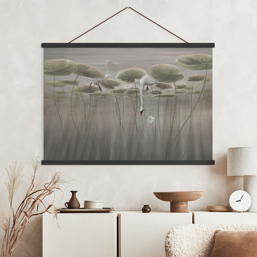 Textielposter Lotusbloemen met zwaan in het water in grijs - Ms Tiff