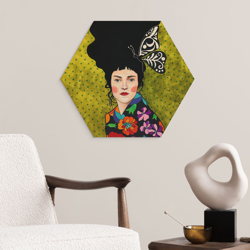 Tableau sur bois hexagonal Femme avec un papillon dans les cheveux - Hülya
