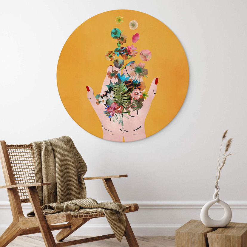 Vægcirkel Treechild - Colorful flowers in Frida's hands – print på aluminium (Alu-Dibond)