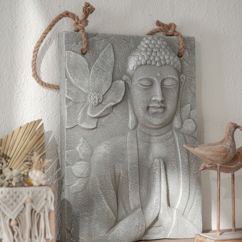 Buddha Wandskulptur mit Blumen in Steinoptik - mit Seil - 39,5x55 cm
