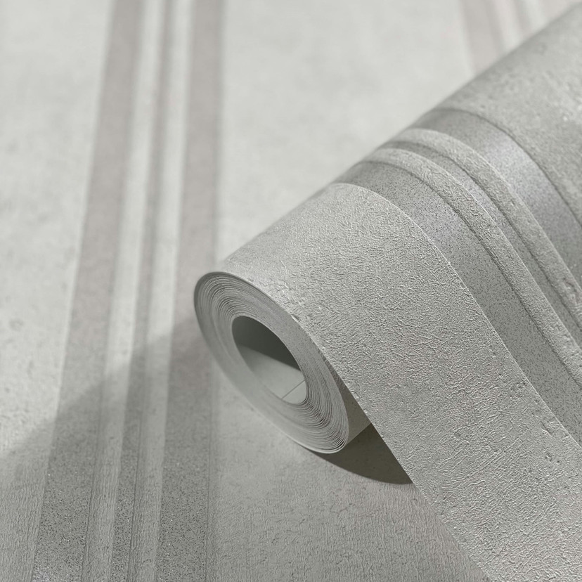 Non-woven tapet med striber og metallic-effekt grå striber