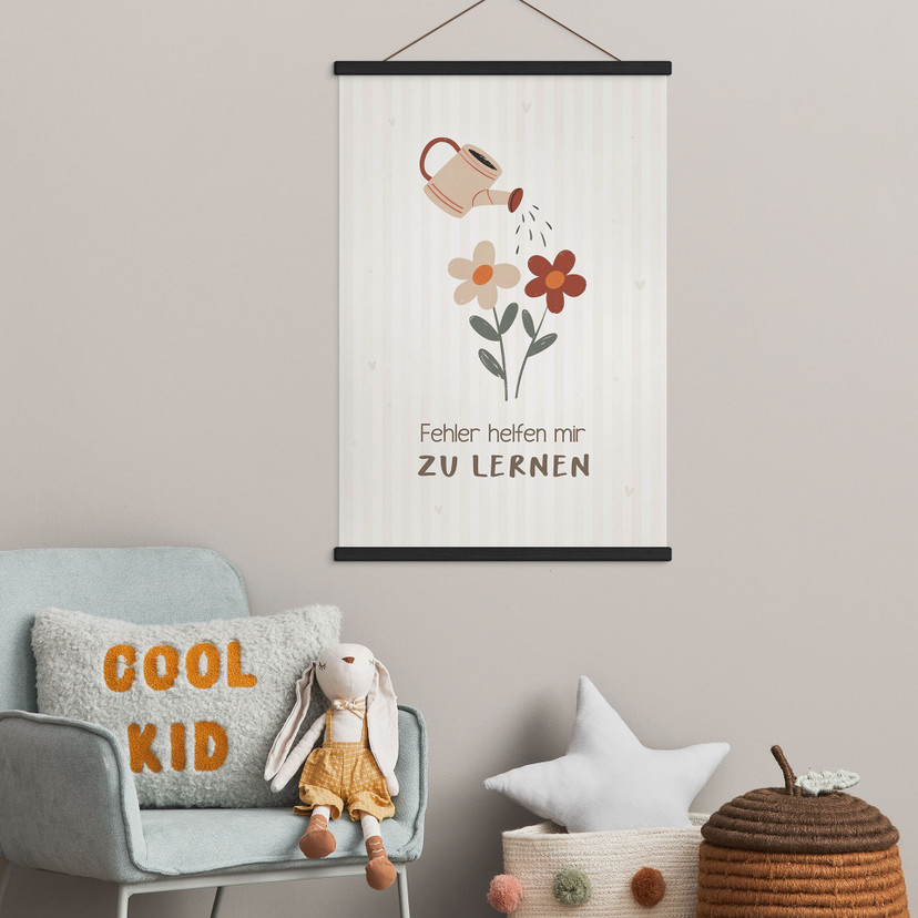 Stoffbild mit Gießkanne und Blumen - Selbstliebe-Spruch 'Fehler helfen mir zu lernen' für Kinder