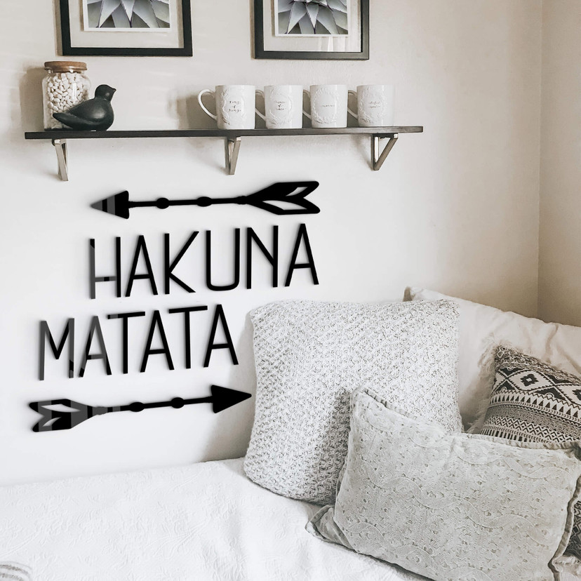 Akrylowe litery Hakuna Matata ze strzałkami
