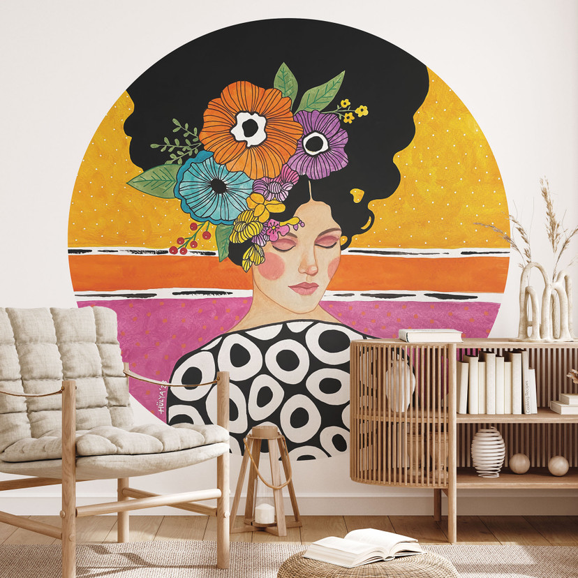Fotobehang Vrouw met kleurrijke bloemenkroon - Hülya - Rond - Zelfklevend/niet-geweven