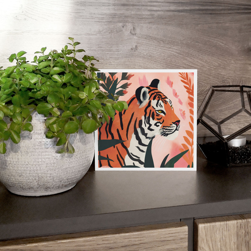 Billede af træ til at sætte op - Tiger i lyserød jungle - Treechild - 15x15 cm