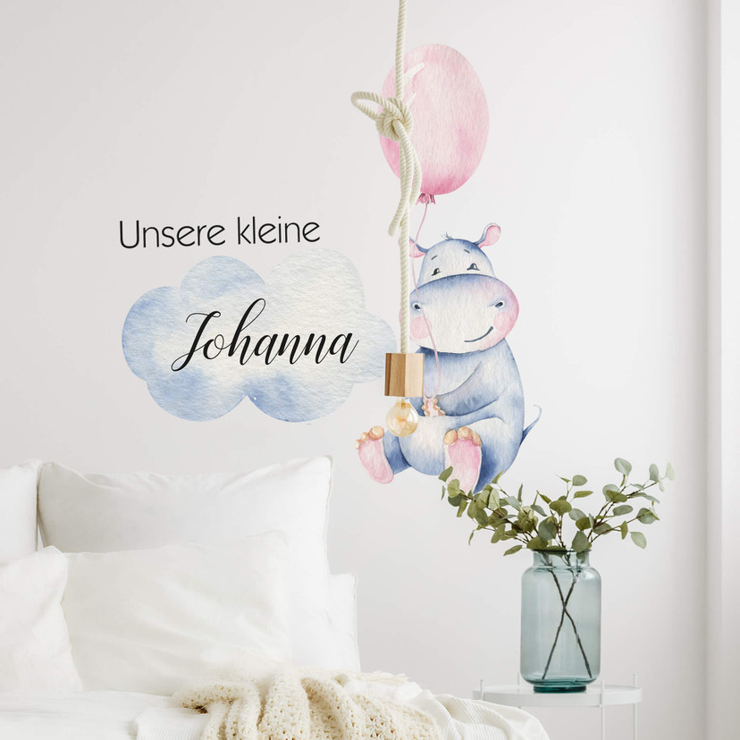 Wandtattoo Wunschname Mädchen + Kvilis - Kleines Flusspferd mit rosa Luftballon